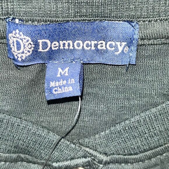 New with Tags Democracy Long Sleeve Crew Neck with Gold Tone Snap Buttons - Picture 10 of 12
